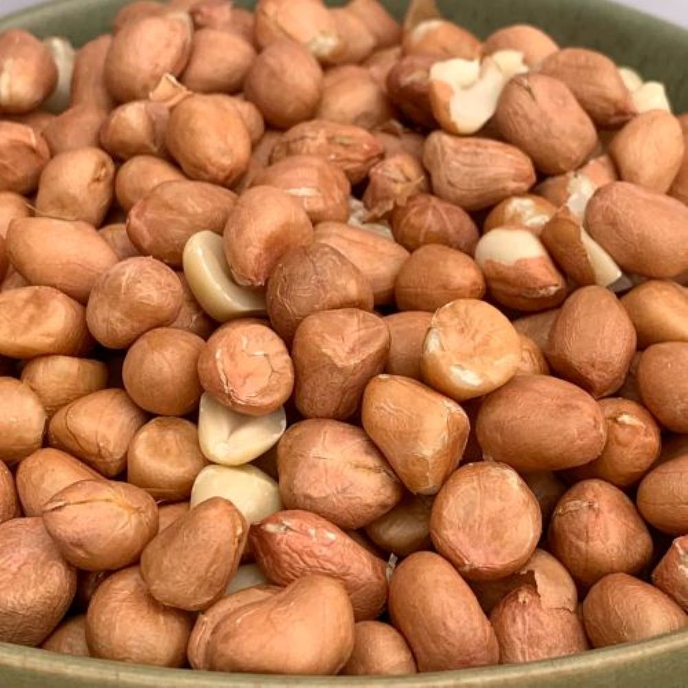 Cacahuètes crues biologiques avec peau